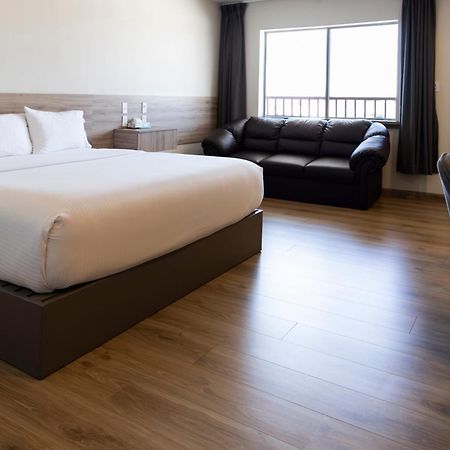 La Huerta Inn & Suites Cuauhtémoc Екстериор снимка