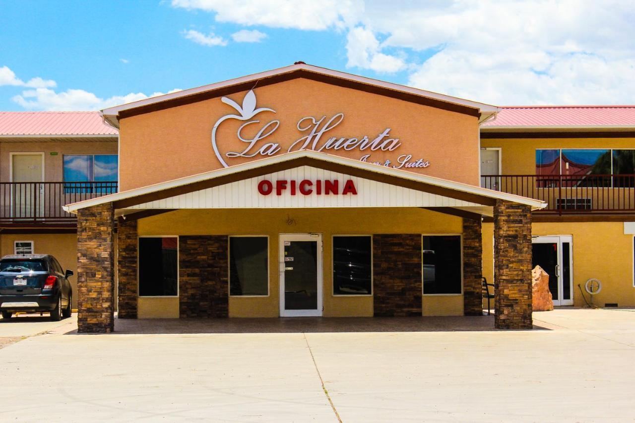 La Huerta Inn & Suites Cuauhtémoc Екстериор снимка