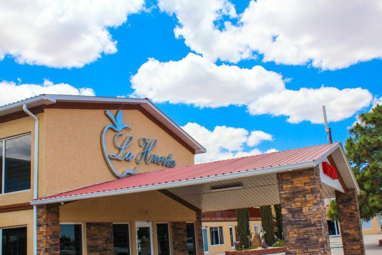 La Huerta Inn & Suites Cuauhtémoc Екстериор снимка