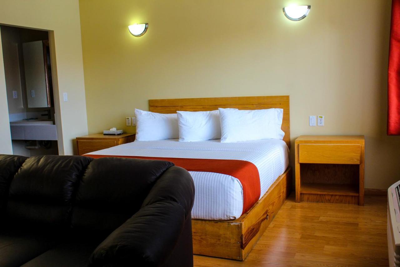 La Huerta Inn & Suites Cuauhtémoc Екстериор снимка