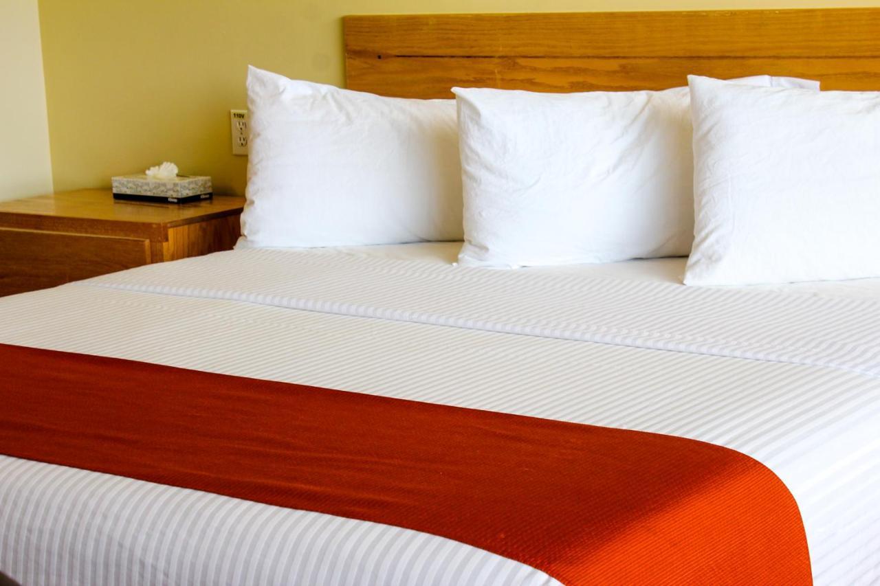 La Huerta Inn & Suites Cuauhtémoc Екстериор снимка