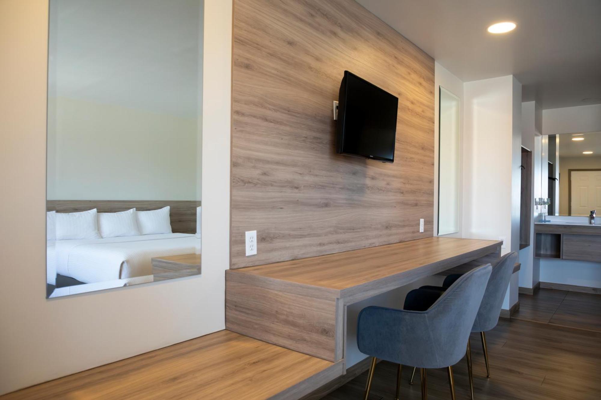 La Huerta Inn & Suites Cuauhtémoc Екстериор снимка
