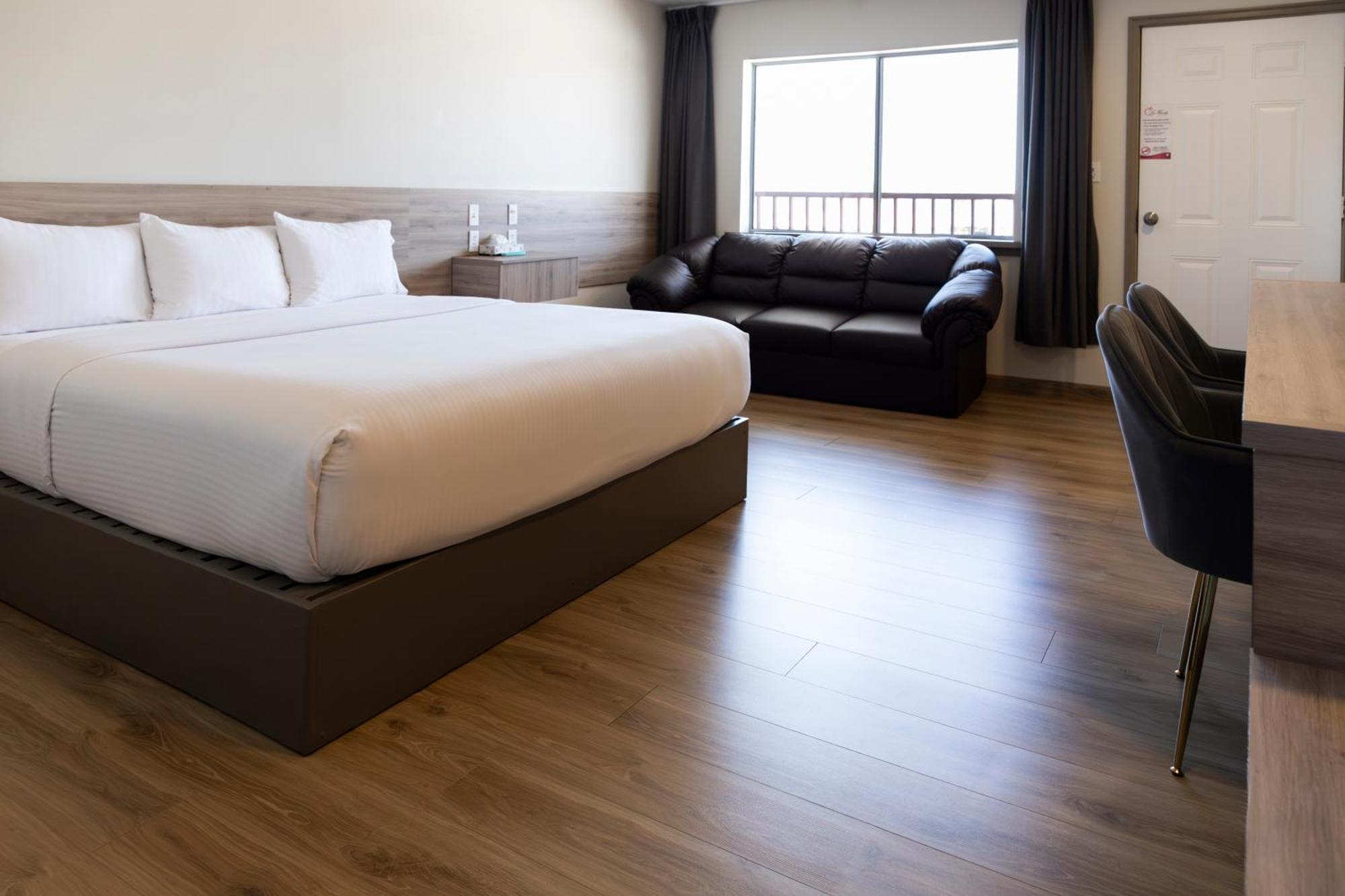 La Huerta Inn & Suites Cuauhtémoc Екстериор снимка