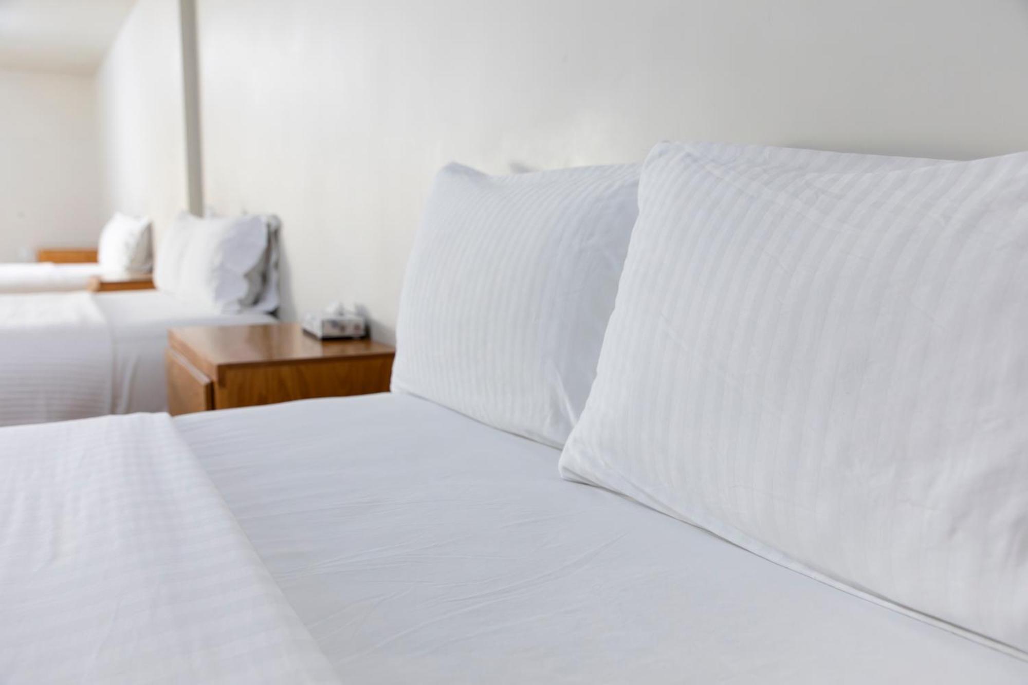 La Huerta Inn & Suites Cuauhtémoc Екстериор снимка