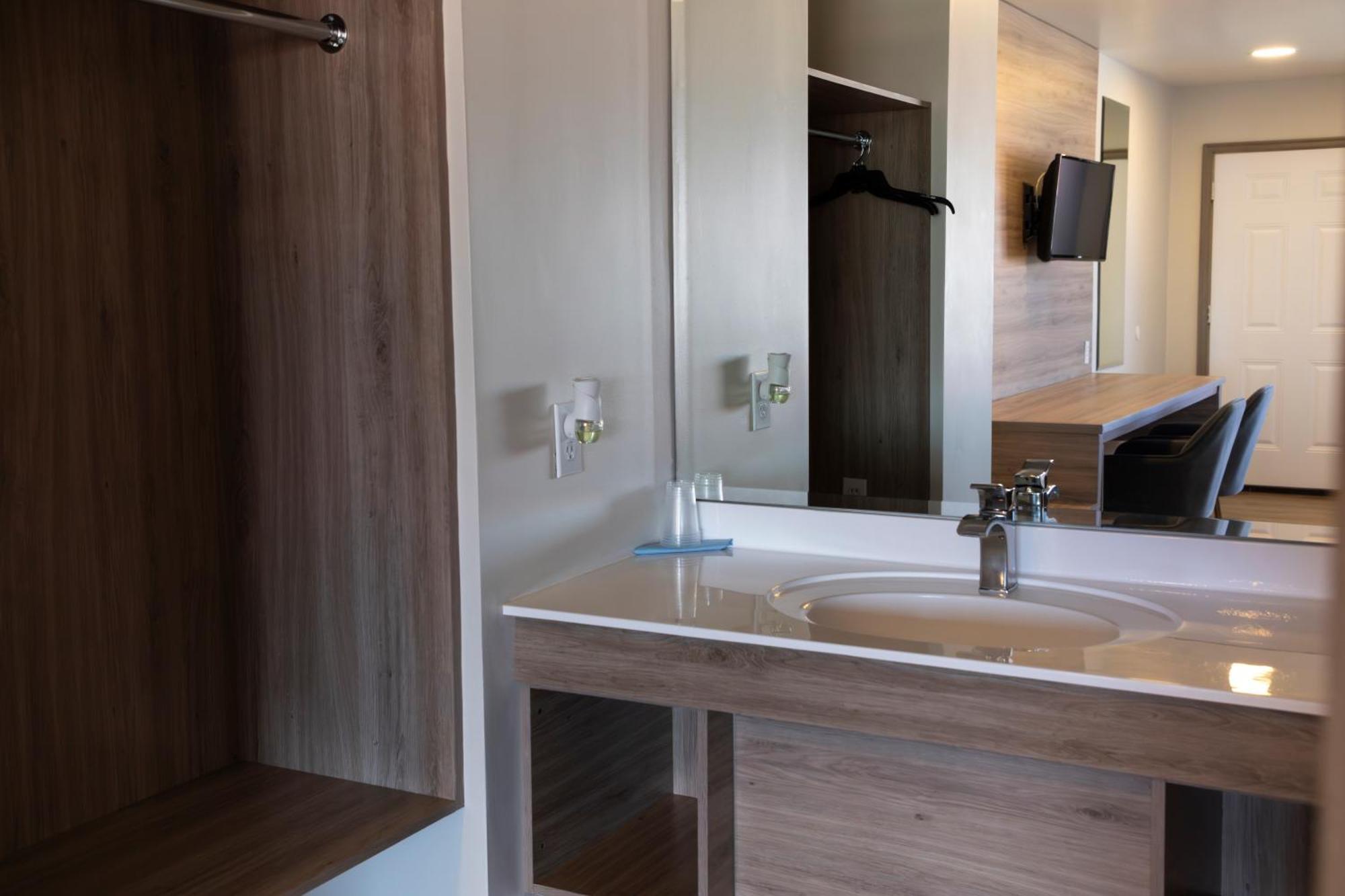 La Huerta Inn & Suites Cuauhtémoc Екстериор снимка